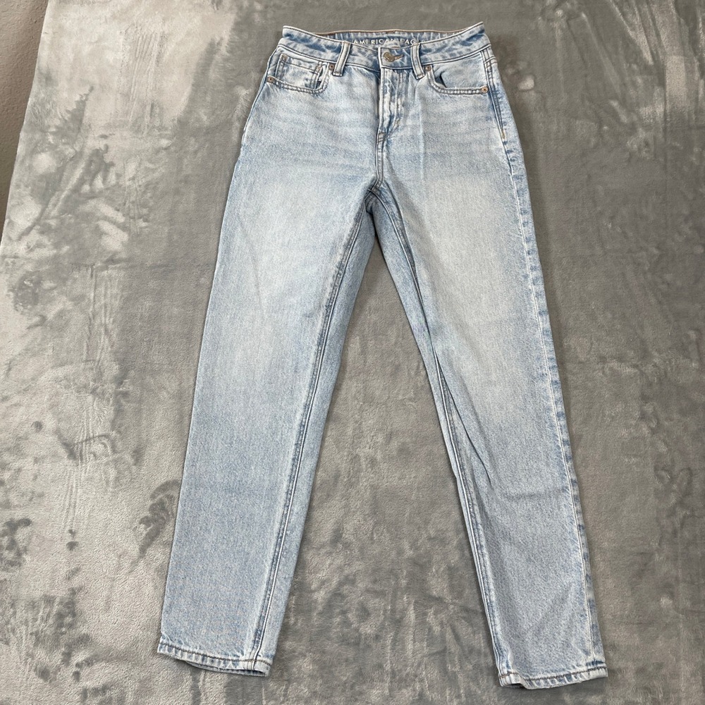 American Eagle Strigid Mom Jeans Light Wash High Waisted Size 00 Short
